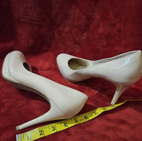 Christian Siriano Beige Patent Faux Leather-Size 8 - Picture 6 of 9
